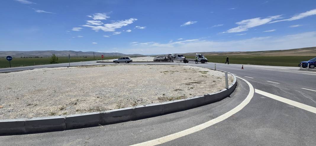 Konya’da kaza! Kavşakta çarpışan araçlar bu hale geldi 5